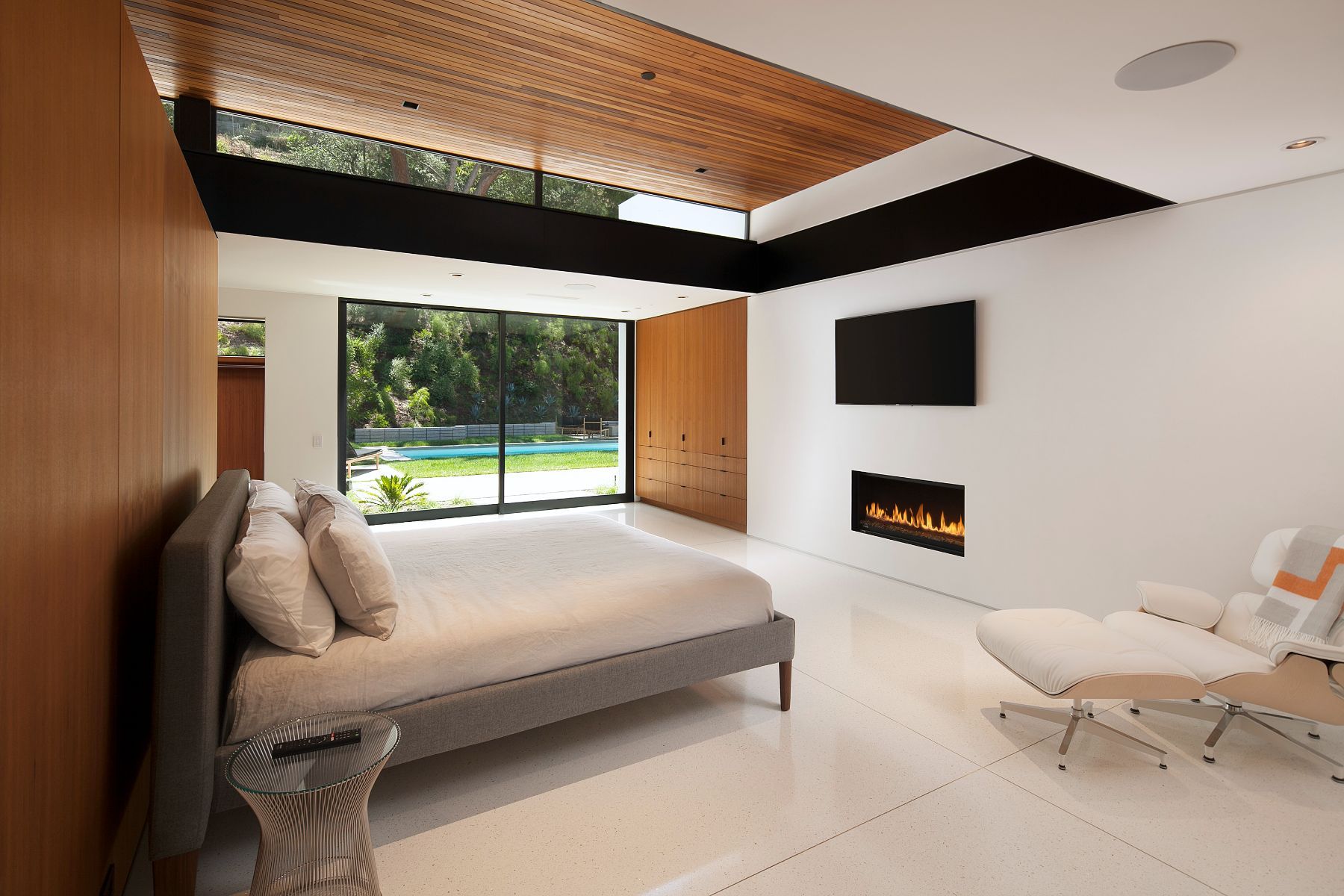 570 Evelyn Place interior and courtyard detail